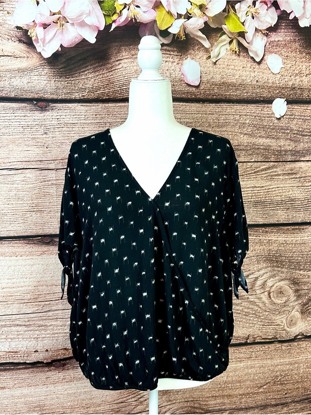 Universal Thread Women’s Rayon Black Abstract Geo Tied Sleeve V-Neck Blouse